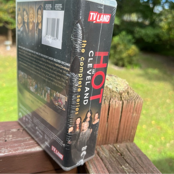 Hot in Cleveland: The Complete TV Series, 6 Seasons DVD,Subtitled|Bonus Features - Picture 5 of 16